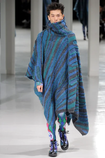 Look 16